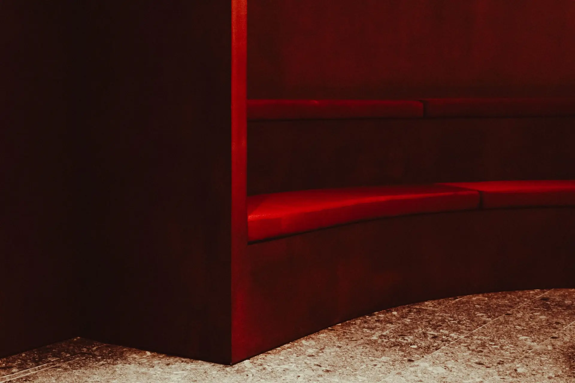 Détail d'angle de la banquette rouge courbe