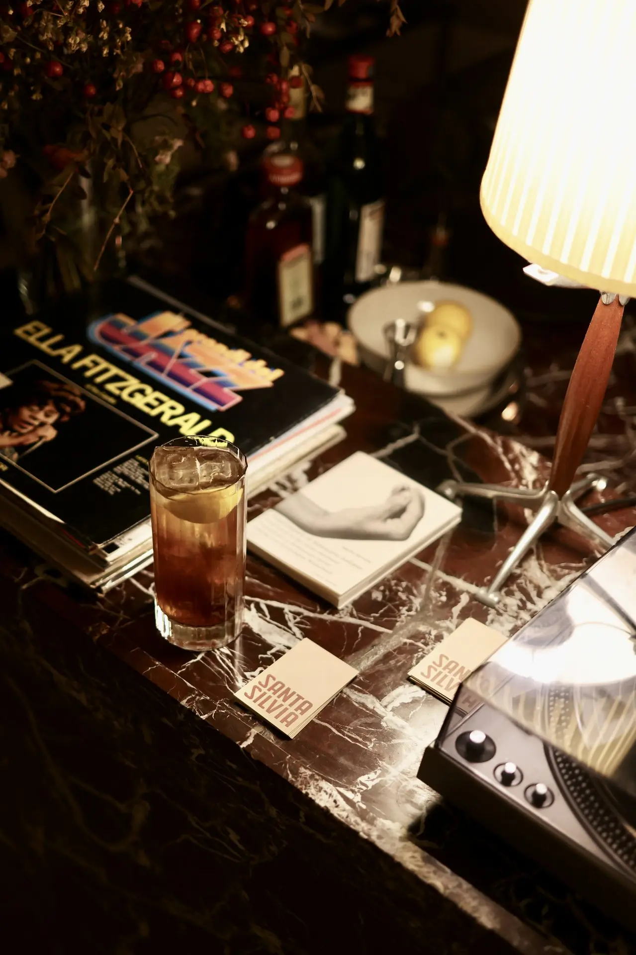 Comptoir bar, cartes Santa Silvia, platine vinyle