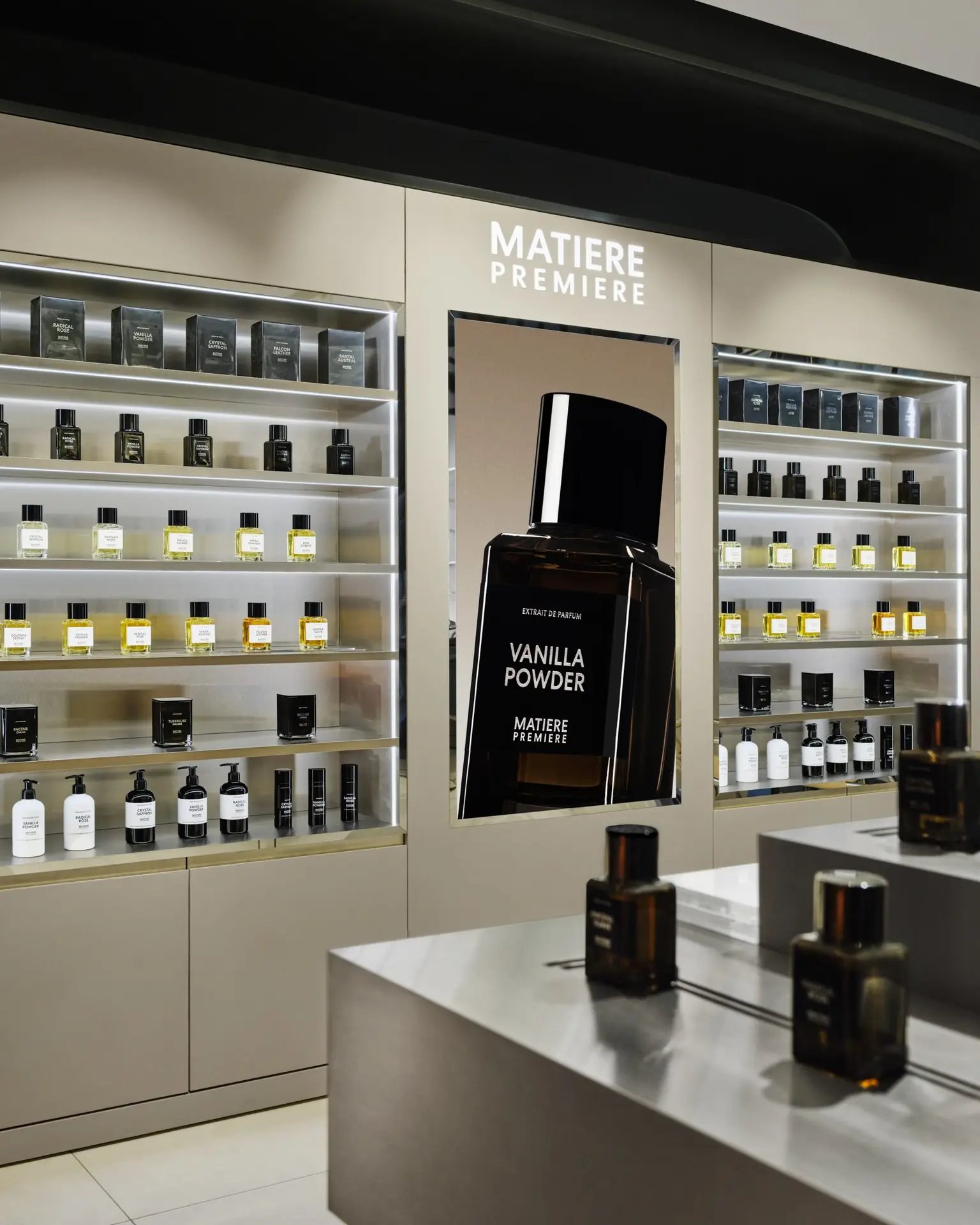 Mur d'étagères rétroéclairées, visuel Vanilla Powder et comptoir d'essai
