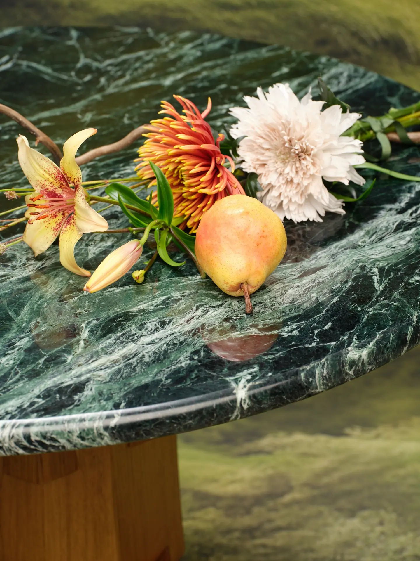 Détail du plateau en marbre avec fleurs et fruit