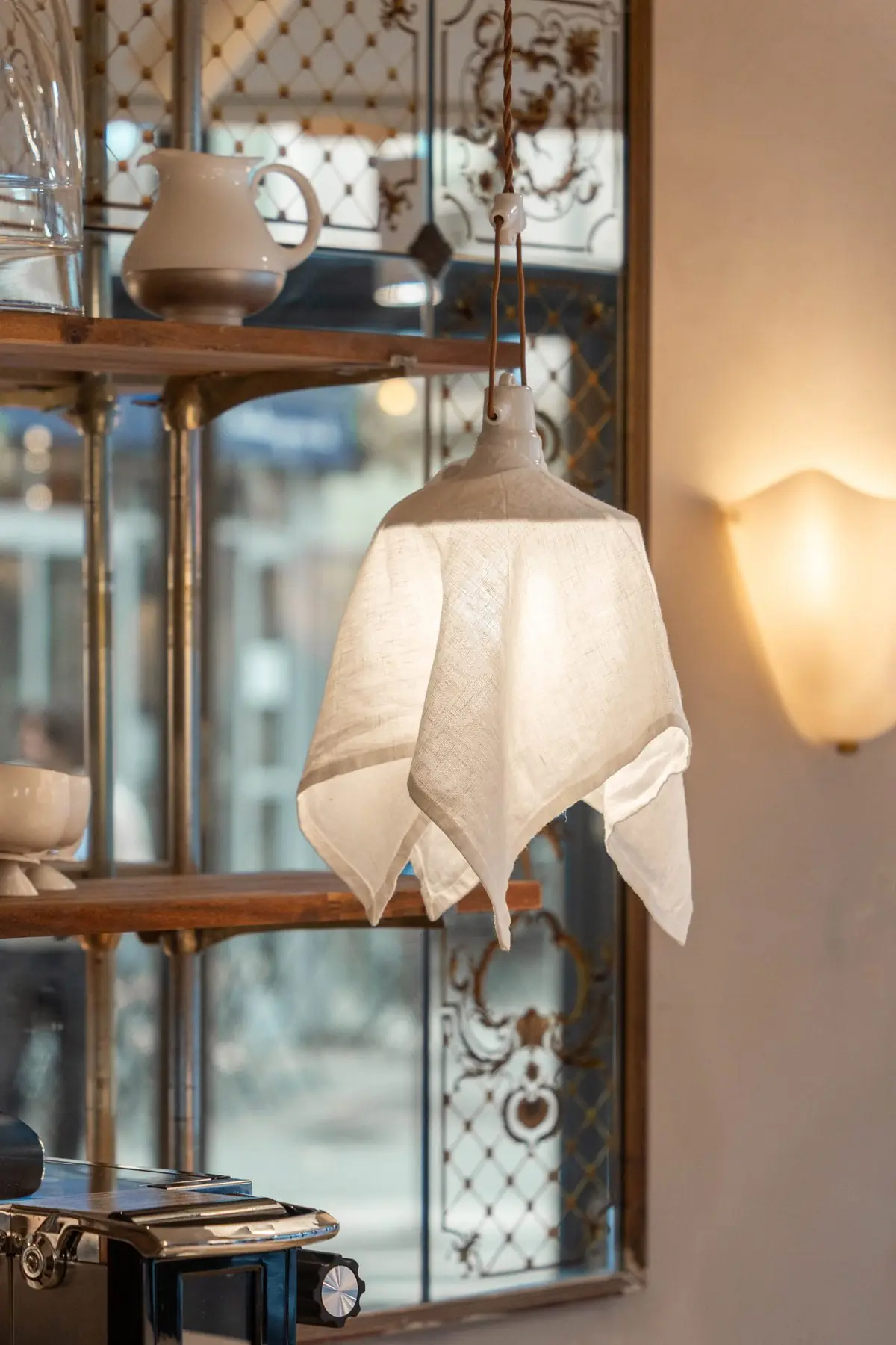 Suspension en lin devant le miroir, applique opaline