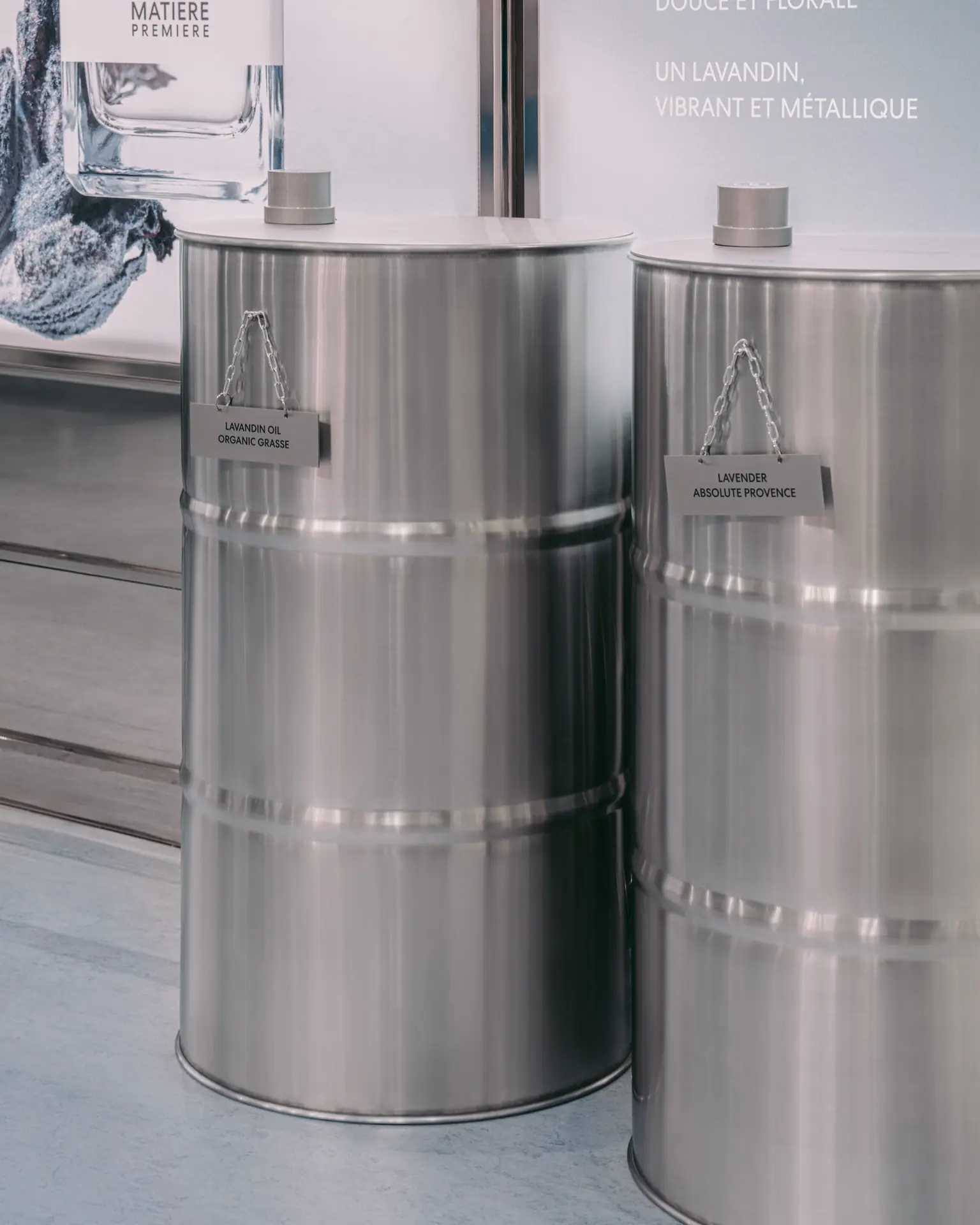 Fûts inox étiquetés Lavandin Oil Organic Grasse et Lavender Absolute Provence