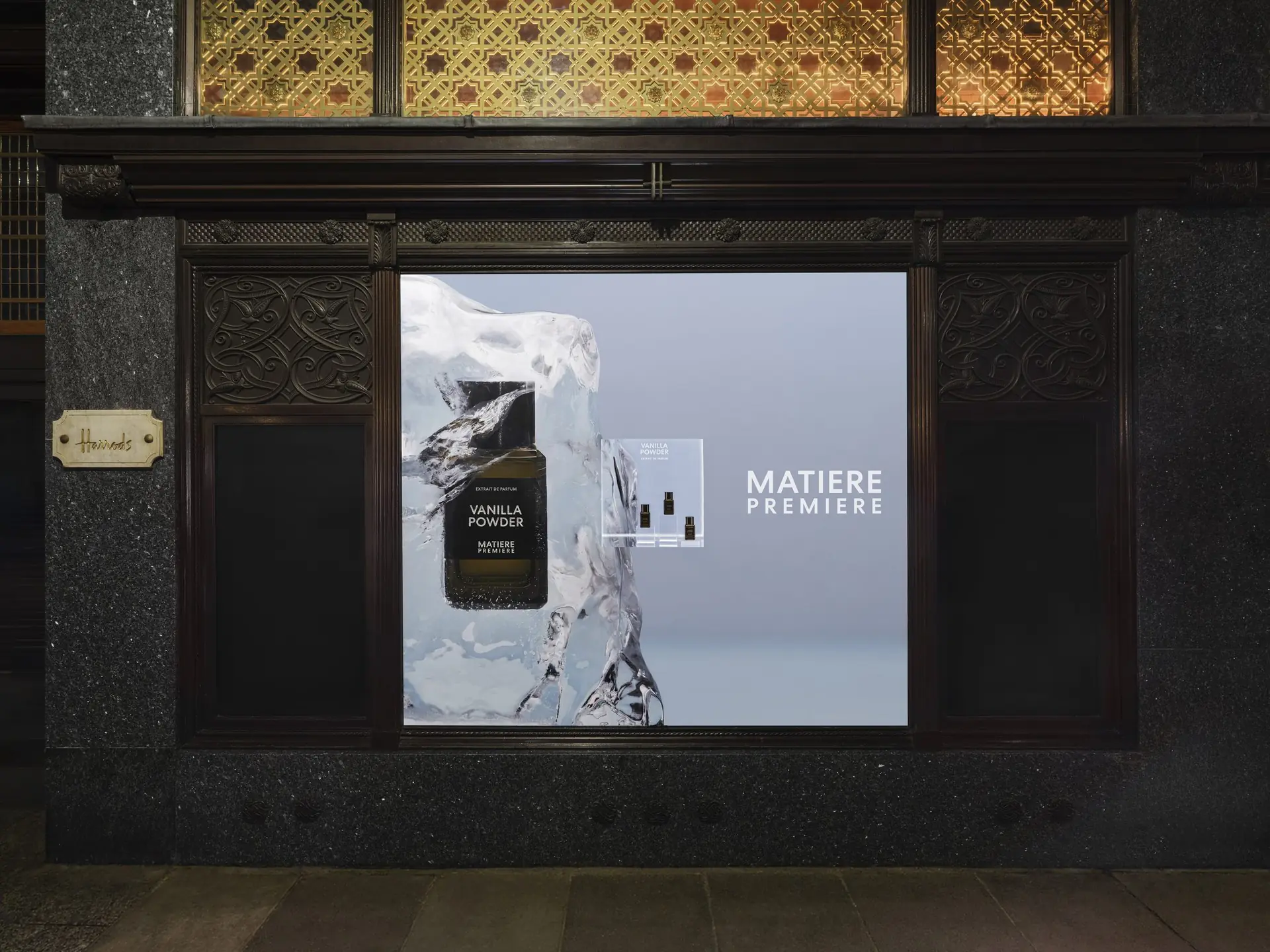 Vitrine Harrods, campagne Vanilla Powder, façade historique